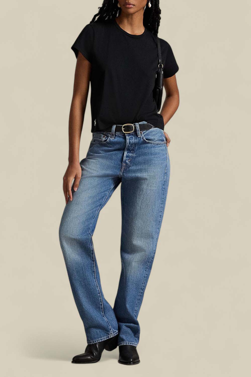 תמונת כל הלוק של חולצת טי